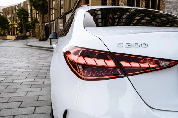 White Mercedes C200 Photo 3