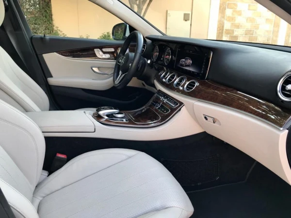 White Mercedes E Class Photo 2