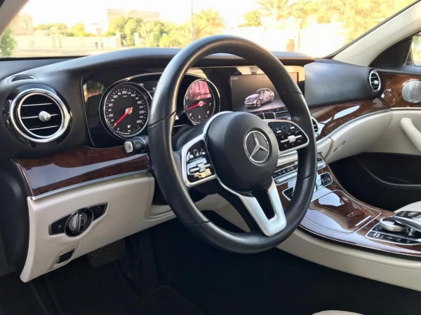 White Mercedes E Class Photo 3