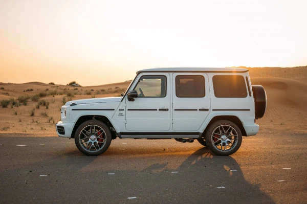 White Mercedes G63 AMG Photo 2