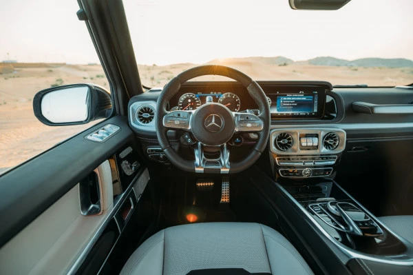 White Mercedes G63 AMG Photo 4
