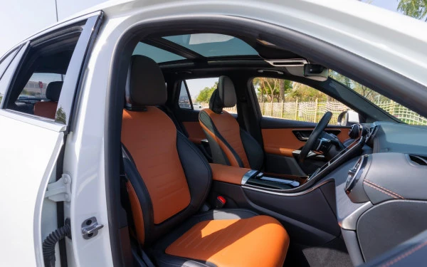 Белый Mercedes GLC 200 SUV Photo 8