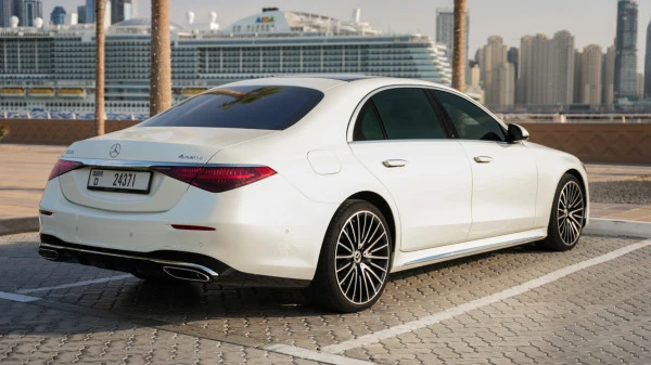 White Mercedes S580 Photo 2