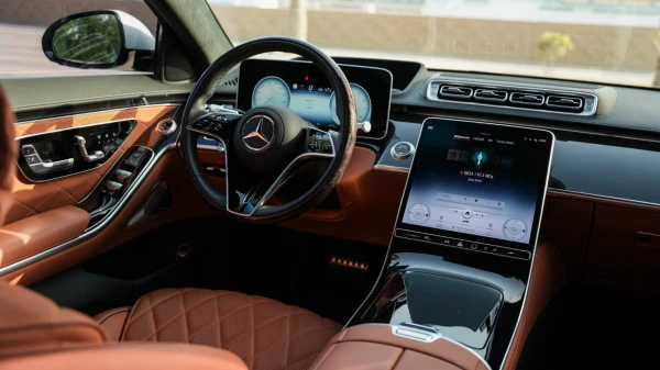 White Mercedes S580 Photo 4