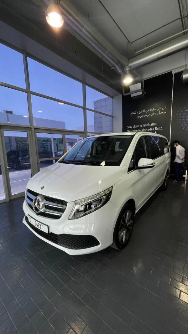 White Mercedes V Class Avantgarde Photo 3