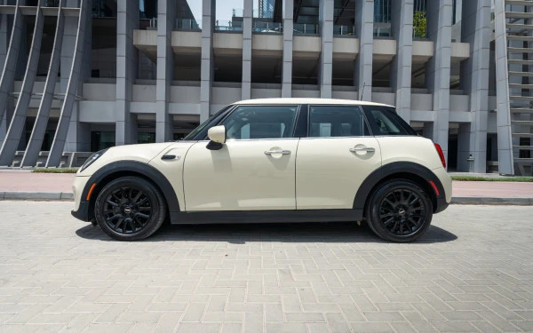 White Mini Cooper S Photo 2