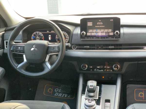 White Mitsubishi Outlander Photo 2