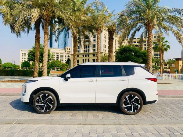 White Mitsubishi Outlander Photo 4