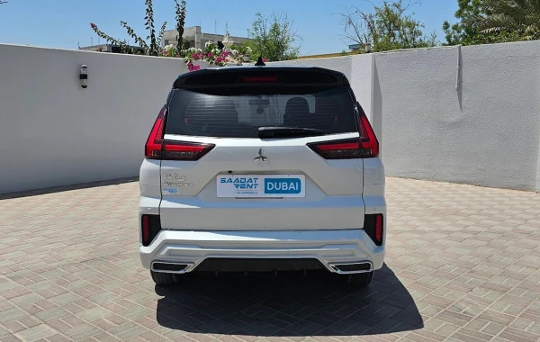 White Mitsubishi Xpander Photo 2
