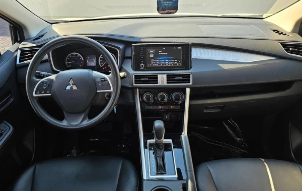 White Mitsubishi Xpander Photo 3