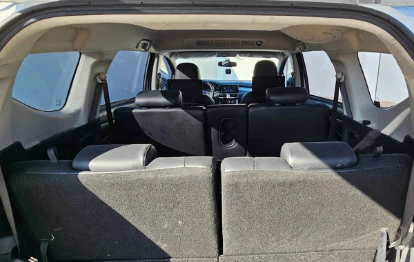 White Mitsubishi Xpander Photo 4