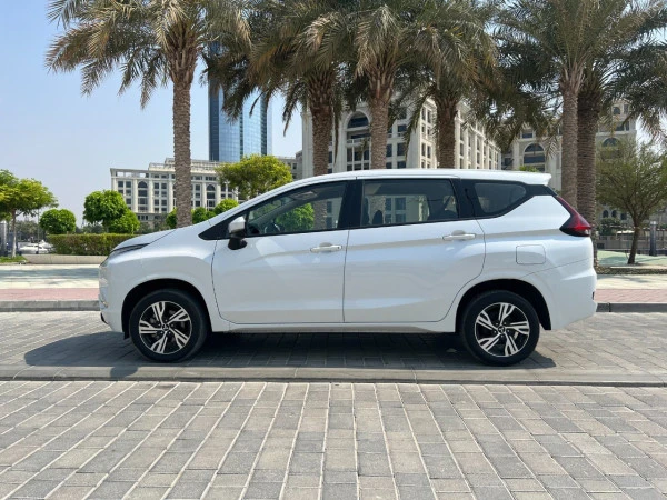 White Mitsubishi Xpander Photo 3
