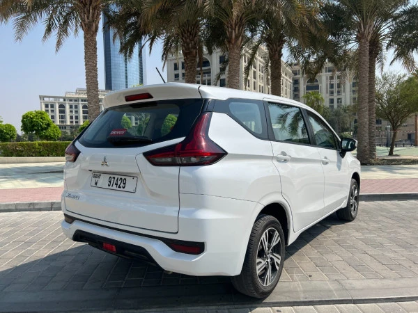 White Mitsubishi Xpander Photo 4