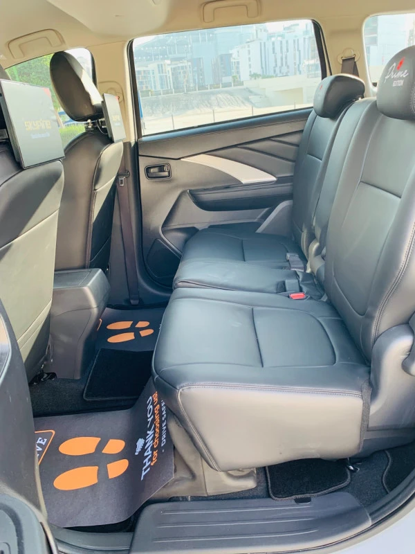 White Mitsubishi Xpander Photo 2