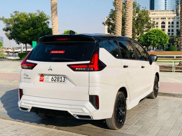 White Mitsubishi Xpander Photo 3
