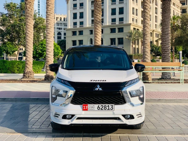 White Mitsubishi Xpander Photo 8