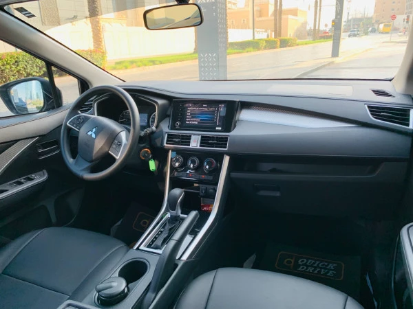 White Mitsubishi Xpander Photo 9