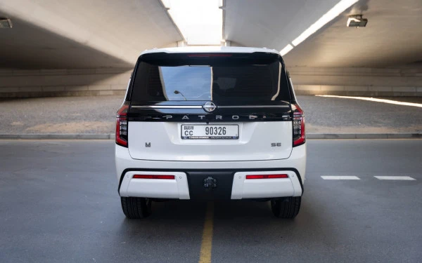 White Nissan Patrol SE Photo 3