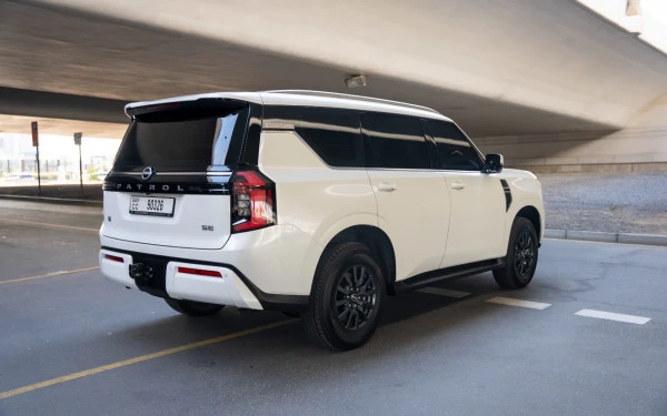White Nissan Patrol SE Photo 4