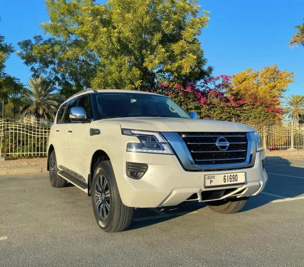 White Nissan Patrol V6 Photo 2