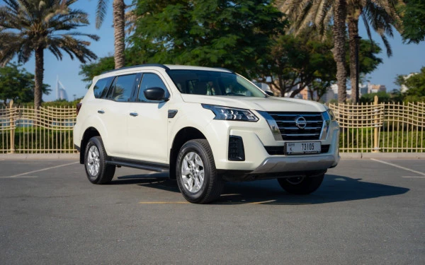 White Nissan Xterra Photo 2