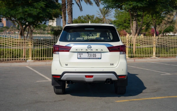 White Nissan Xterra Photo 3