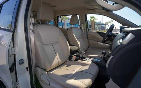 White Nissan Xterra Photo 5