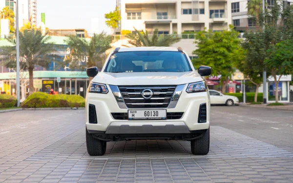 White Nissan Xterra Photo 3
