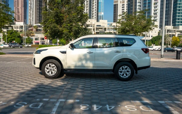 White Nissan Xterra Photo 2