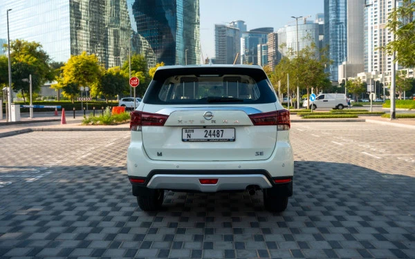White Nissan Xterra Photo 3