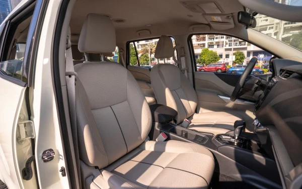 White Nissan Xterra Photo 7