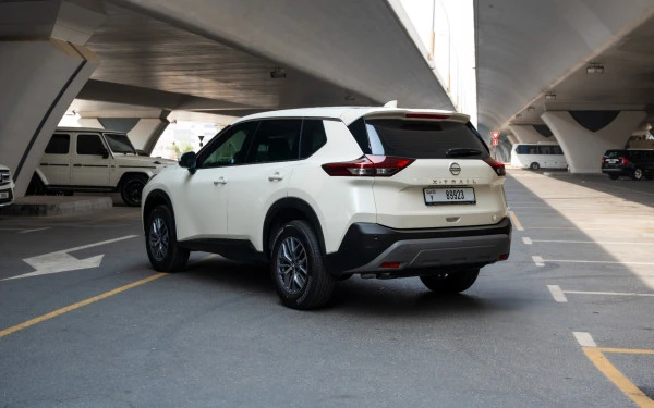 White Nissan X-Trail Photo 2