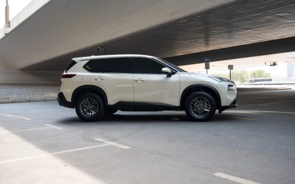 White Nissan X-Trail Photo 3
