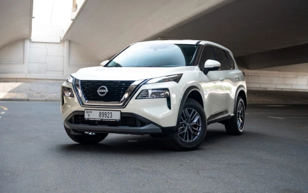 White Nissan X-Trail Photo 4