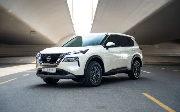White Nissan X-Trail Photo 6