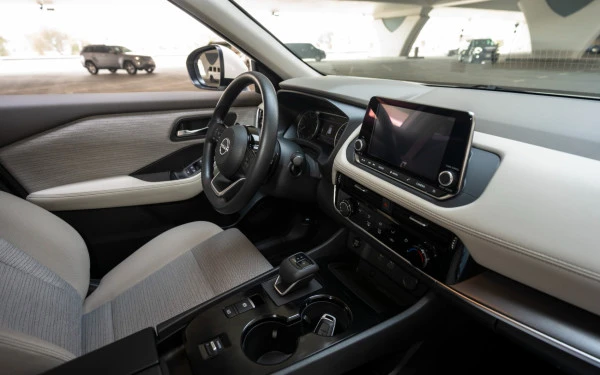 White Nissan X-Trail Photo 7
