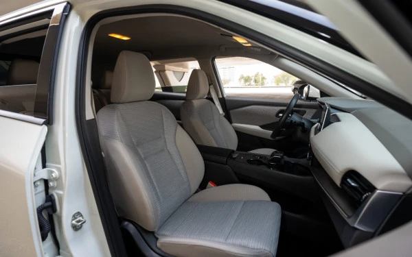 White Nissan X-Trail Photo 8