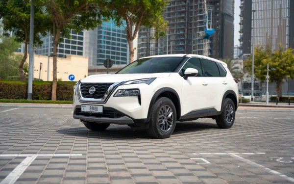 White Nissan X-Trail Photo 2