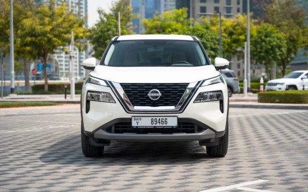 White Nissan X-Trail Photo 3
