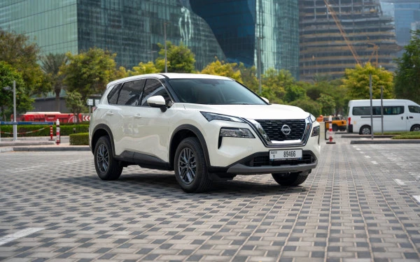 White Nissan X-Trail Photo 4