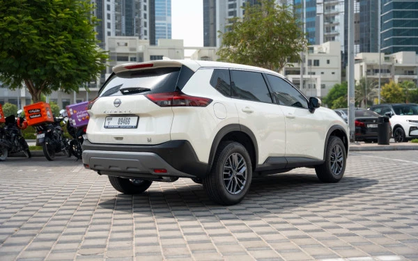 White Nissan X-Trail Photo 7