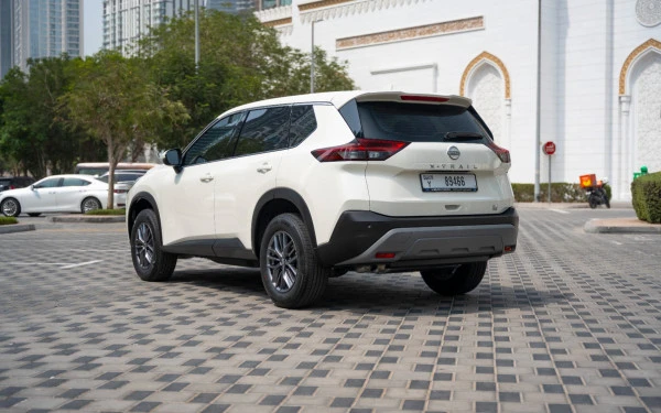 White Nissan X-Trail Photo 9