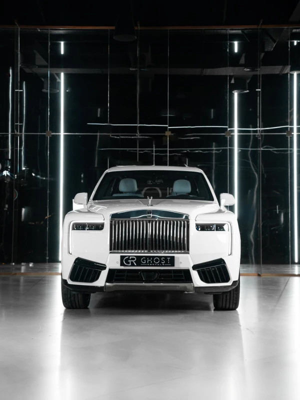 Белый Rolls Royce Cullinan Photo 2