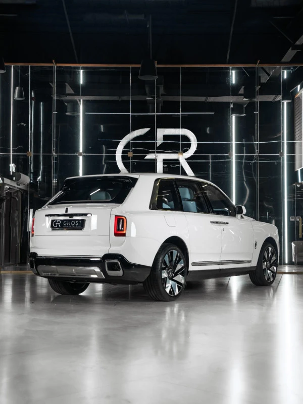 Белый Rolls Royce Cullinan Photo 3