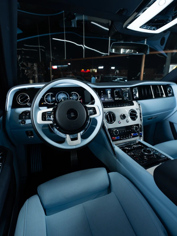 Белый Rolls Royce Cullinan Photo 7