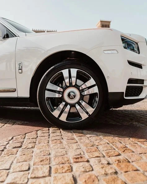 Белый Rolls Royce Cullinan Photo 2