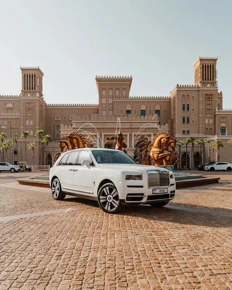 Белый Rolls Royce Cullinan Photo 5