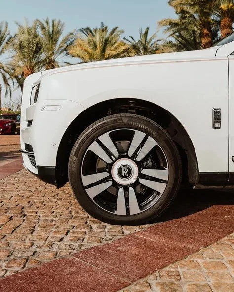 Белый Rolls Royce Cullinan Photo 9