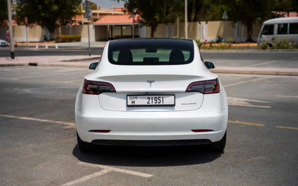 Белый Tesla Model 3 Photo 6