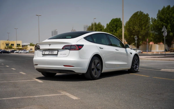 Белый Tesla Model 3 Photo 7